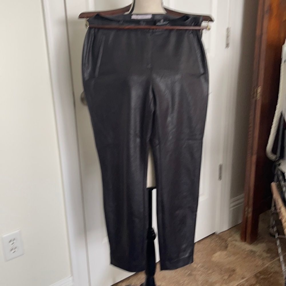Great Tahari snake skin petite leggings. Stretch panel hidden in waist in back.